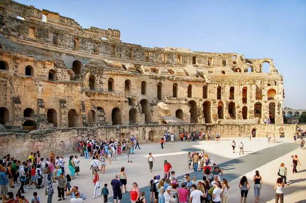 Mahdia, Tunesië - September 03, 2007. Toeristen in ruïnes van amfitheater van El Djem, de meest indrukwekkende Romeinse overblijfselen in Afrika. UNESCO werelderfgoed. — Stockfoto