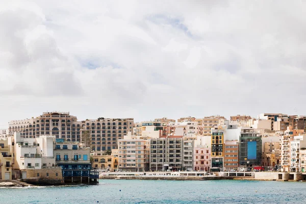 Vista panoramica sulla baia di Saint Julians a Malta . — Foto Stock