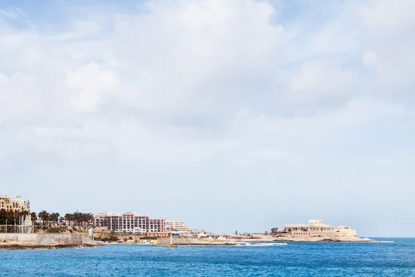 Vista panoramica sulla baia di Saint Julians a Malta . — Foto Stock
