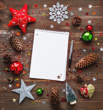 Not Defteri, kalem ve süslemeleri ile Noel ve yeni yıl arka plan. Listelemek veya listelemek için söz vermek-in, metninizi için yerleştirin. Yukarı alay.