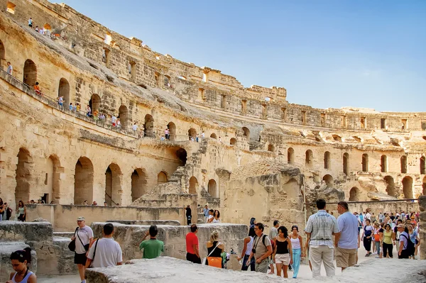 MAHDIA, TUNISIA - 03 settembre 2007. Turisti in rovina dell'anfiteatro El Djem, i resti romani più impressionanti in Africa. Patrimonio Mondiale UNESCO . — Foto Stock