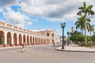 Cienfuegos, Cuba - 05 Şubat 2008. Merkezi kare. Küba, Cienfuegos eyaletinin başkenti güney kıyısında bir şehir.