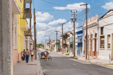 Cienfuegos, Cuba - 5 Şubat 2008. Cienfuegos, Küba'nın sömürge şehrin merkezine caddelerinden biri. Küba, Cienfuegos eyaletinin başkenti güney kıyısında bir şehir.