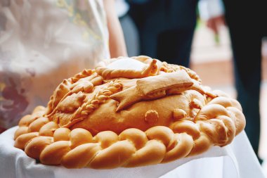 Yeni evli çift düğünde hoş geldiniz tuz ile geleneksel kek. 