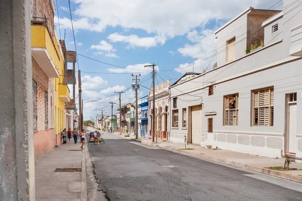CIENFUEGOS, CUBA - February 5, 2008. One of streets in the center of colonial town of Cienfuegos, Cuba. It is a city on the southern coast of Cuba, capital of Cienfuegos Province. — Stock Photo, Image