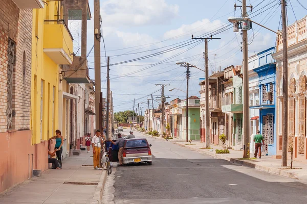 Cienfuegos, kuba - februar 5, 2008. eine der straßen im zentrum der kolonialstadt cienfuegos, kuba. es ist eine stadt an der südküste Kubas, hauptstadt der provinz cienfuegos. — Stockfoto