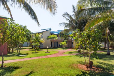 Küba'da tanınmayan bir oteldir. Alan bitkiler ve ağaçlar ve otel binalar.