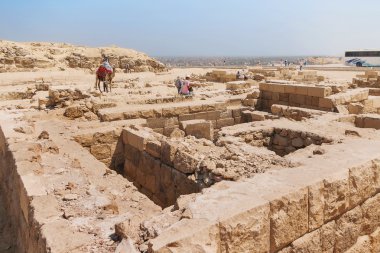 Giza, Mısır - 11 Eylül 2008. Turistler Giza ve kazı yakınında büyük Piramit'in dolanıyorsun. UNESCO Dünya Miras Listesi.