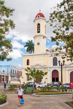 Cienfuegos, Cuba - 05 Şubat 2008. Immaculate Conception Katedrali. Sokak hayatı. Öğrencilerin okuldan eve yürürken.