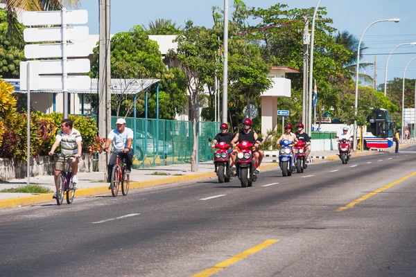 巴拉德罗，古巴-2008 年 2 月 8 日。人们骑自行车和摩托车的巴拉德罗镇一条街. — 图库照片