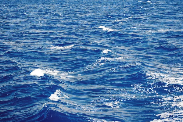 Fond naturel abstrait avec des vagues océaniques. Modèle d'eau de mer. Mer Rouge, Égypte . — Photo