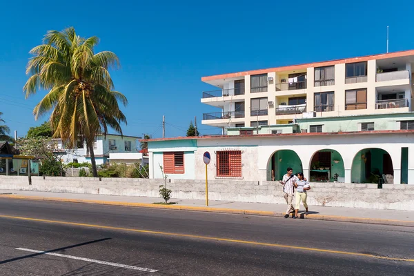 VARADERO, CUBA - 08 de febrero de 2008. Una de las calles del pueblo de Varadero. La gente pasa por edificios de arquitectura colonial . — Foto de Stock