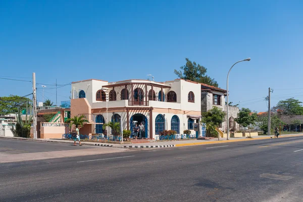 VARADERO, CUBA - 08 de febrero de 2008. Una de las calles del pueblo de Varadero. La gente pasa por edificios de arquitectura colonial . — Foto de Stock