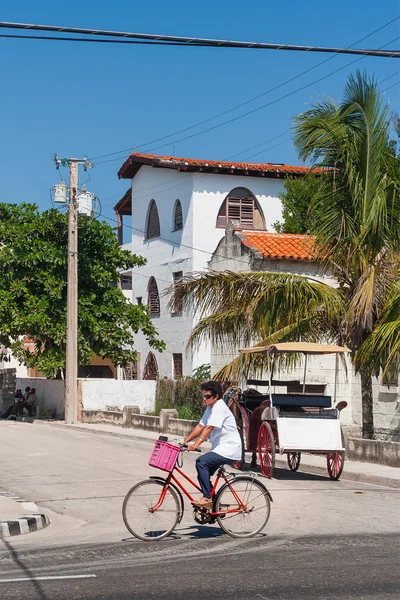 巴拉德罗，古巴-2008 年 2 月 8 日。女子骑着自行车在巴拉德罗镇的街道上. — 图库照片
