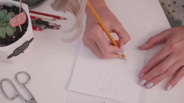 Γυναίκα ζωγραφίζει κολοκύθα και φαντάσματα. Χειροποίητη διακόσμηση για Απόκριες. Αυτοκόλλητα DIY Boo για γλάστρες. — Αρχείο Βίντεο