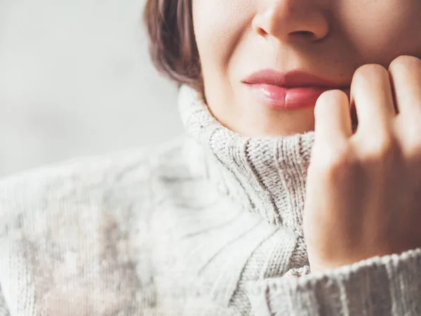 Tutup Potret Wanita Meringkuk Dengan Sweater Abu Abu Hangat Pakaian — Stok Foto