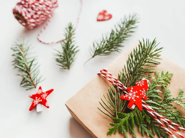 Karácsonyi Barkácsolás Ajándékok Csomagolva Kézműves Papír Fenyő Ágak Piros Dekorációk — Stock Fotó