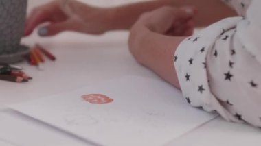 Tırnakları mavi ojeli kadın balkabağı çiziyor. Cadılar Bayramı için el yapımı süslemeler. Çiçek saksıları için DIY etiketleri.