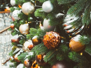 Gümüş ve bronz topları olan Noel ağacı. Yeni yıl kutlaması için açık hava süslemeleri..