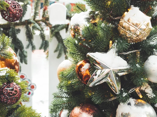 Karácsonyfa Ezüst Bronz Golyókkal Csillagokkal Szabadtéri Dekorációk Szilveszterkor — Stock Fotó