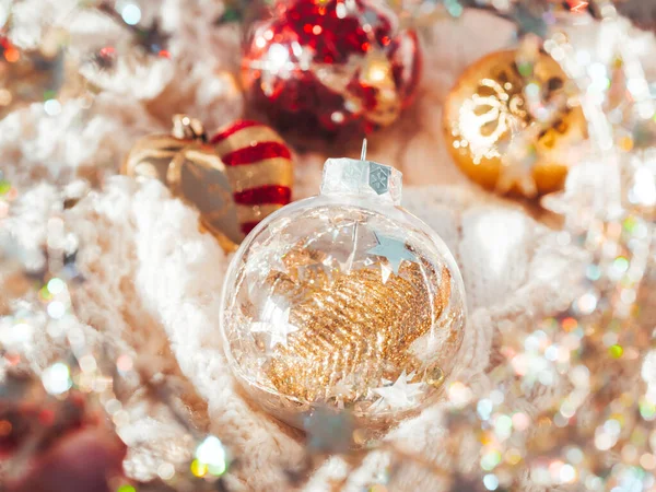 Dekorációs Labdák Karácsonyfához Kötött Pulóveren Átlátszó Gömb Benne Piros Arany — Stock Fotó