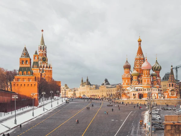 St. civarında turistler Kızıl Meydan 'daki Basil Katedrali. Kremlin yakınlarında geleneksel Noel panayırı. Moskova, Rusya.