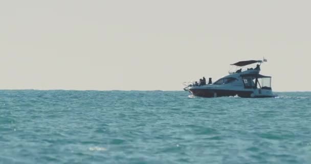 SOCHI, RUSKO - 2. února2020. Motorový člun se houpe na vlnách. Turistická jachta u Černého moře. — Stock video