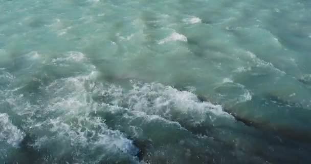 Krásné azurové vlny řeky Soči, teče z kavkazských hor. Horská řeka za slunečného dne. Soči, Rusko. — Stock video