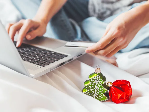 Kobieta Korzystająca Laptopa Aby Zapłacić Zamówienie Online Kartą Kredytową Dekoracyjna — Zdjęcie stockowe