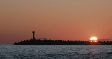 Muhteşem günbatımı arka planında deniz feneri. Soçi Limanı, Rusya.