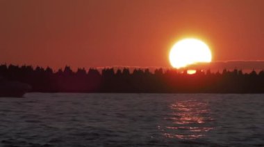 Muhteşem günbatımı arka planında deniz feneri. Soçi Limanı, Rusya.