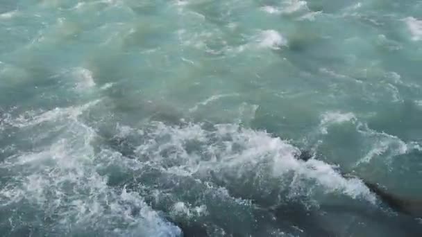 Krásné azurové vlny řeky Soči, teče z kavkazských hor. Horská řeka za slunečného dne. Soči, Rusko. — Stock video