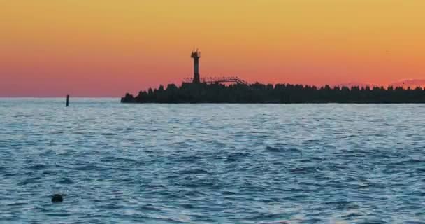 豪華な日没の背景に灯台。ソチの港、ロシア. — ストック動画