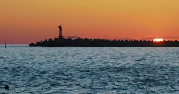 Farol no lindo pôr do sol fundo. Porto de Sochi, Rússia. — Vídeo de Stock