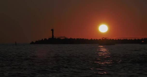 Mercusuar dengan latar belakang matahari terbenam yang indah. Pelabuhan Sochi, Rusia. — Stok Video