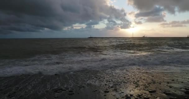 Fyren på vacker solnedgång bakgrund. Sochis hamn, Ryssland. — Stockvideo