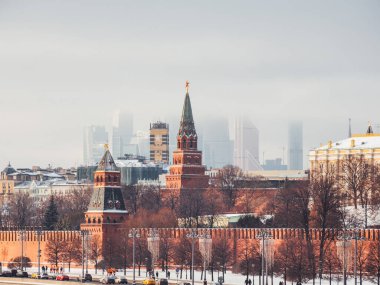 MOSCOW, Rusya - 15 Aralık 2018. Kremlin, gökdelenler ve Moskova nehri manzaralı. Kış batımı.