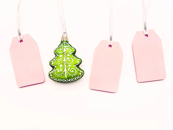 白い背景に3つのピンクのクリアタグと装飾的なクリスマスツリー コピースペースと銀のスレッド上のグラマラスラベル 新年の販売とショッピングのシンボル トップビュー フラットレイアウト — ストック写真