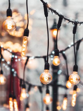 Işıl ışıl lifli klasik ampuller. Parlayan retro tasarım. Yeni yıl ve Noel kutlaması için açık hava dekorasyonu. Moskova, Rusya.
