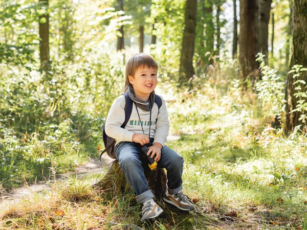 Маленький Исследователь Походе Лесу Мальчик Биноклем Сидит Пне Досуг Открытом — стоковое фото