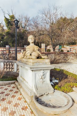ALUPKA, CRIMEA - 10 Şubat 2015. Massandra Sarayı 'nın önündeki Sfenks heykeli. Rusya İmparatoru III. Alexander 'ın şatafatlı villası..