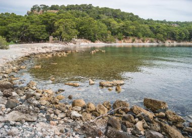 Phaselis 'in kuzey limanının manzarası. Antik Lycia kıyısındaki Yunan şehrinin kalıntıları. Antalya 'nın Kemer ilçesine bağlı Tekirova yakınlarındaki Mimari dönüm noktası.
