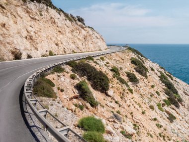 Akdeniz boyunca uzanan dağ yılanı yolu. Demre Finike Yolu (yol). Türkiye.