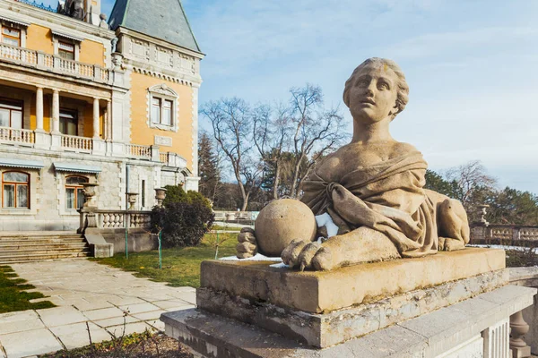 Alupka Crimea February 2015 Sphinx Statue Front Massandra Palace Chateauesque — Φωτογραφία Αρχείου