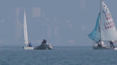 SOCHI, Rusya - Şubat 02, 2020. Denizcilik Eğitimi Okulu. İnsanlar küçük bir yatta yelken açmayı öğreniyor..