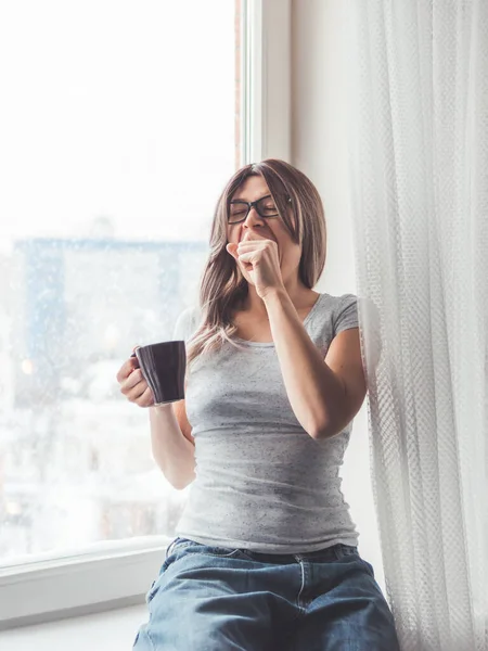 Vrouw Met Bril Krullend Haar Zit Vensterbank Sleepy Vrouw Geeuwt — Stockfoto