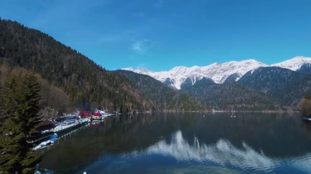 Blick auf den Ritsa-See in Abchasien. Berühmtes Wahrzeichen zwischen Berghütte. — Stockvideo