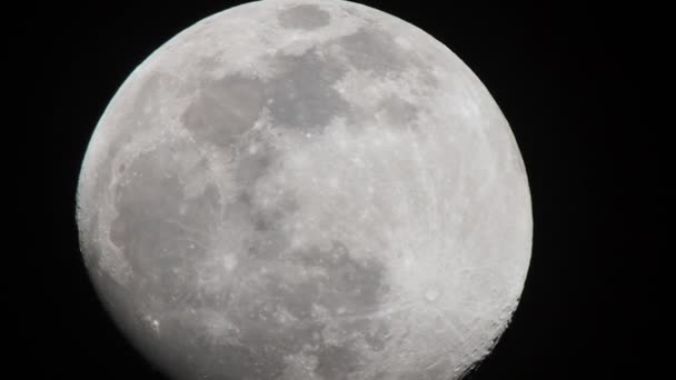 Naturlig natt bakgrund med mörk himmel och fullmåne, jord satellit. — Stockvideo