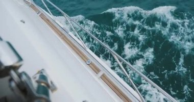 Hareket halindeki yatın güvertesinde köpük dalgaları. Turkuaz deniz. Okyanus gezisi. Gemiyle seyahat et. Su taşımacılığı.