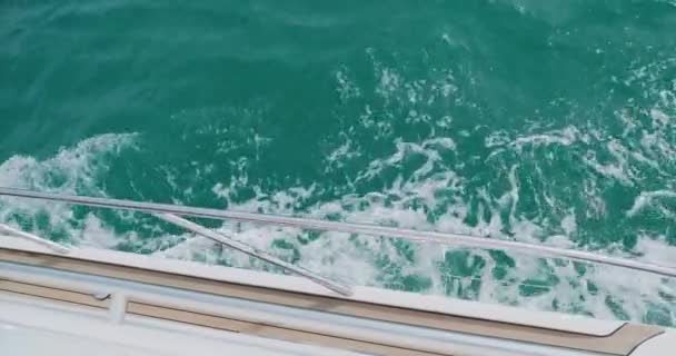 Ondas de espuma por la borda del yate en movimiento. Mar turquesa. Crucero oceánico. Viaje en barco. Transporte marítimo. — Vídeos de Stock